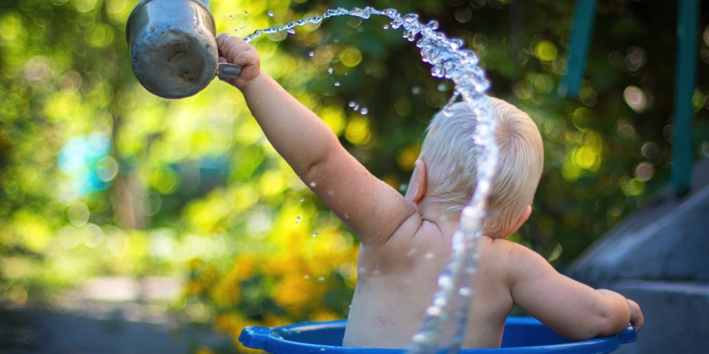 niemowle nie chce pić wody wiec wylewa wszystko z kubeczka